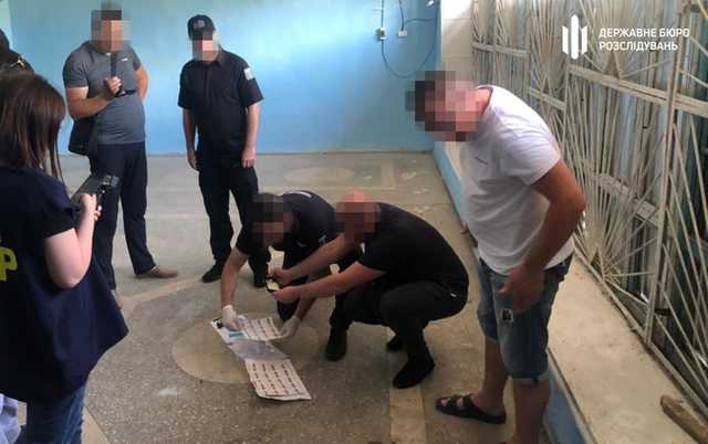 Чиновников ГСЧС и Госмиграции задержали при получении взяток на Одесчине, - ГБР