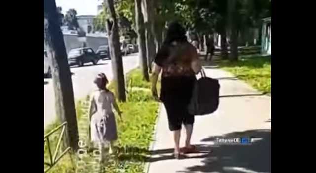 У центрі Харкова мати «вигулювала» дитину на повідку