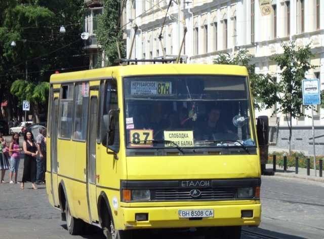 В бикини и плавках: в Одессе полуголая пара ехала в маршрутке