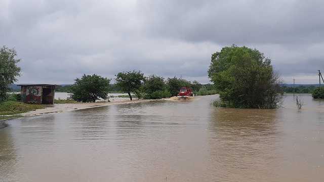 Непогода на Прикарпатье чуть не привела к трагедии
