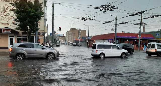 Дождь и ветер в Житомире затопили улицы, повалили деревья и поломали столбы
