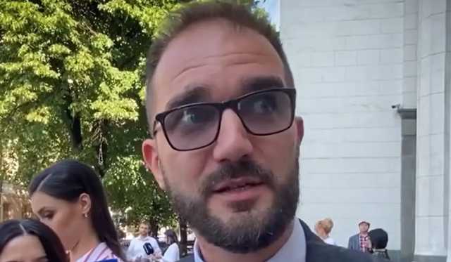 Экс-"слуга" Юрченко показал тесты на наркотики и заявил, что не сдаст мандат