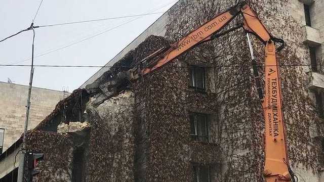 На здание "Цветы Украины" суд наложил арест: любые работы запретили