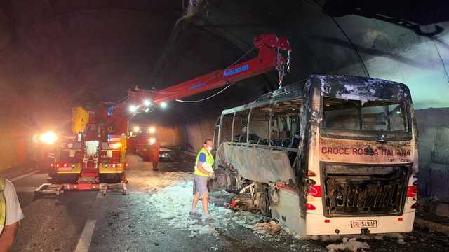 В Италии водитель автобуса спас из огня десятки детей