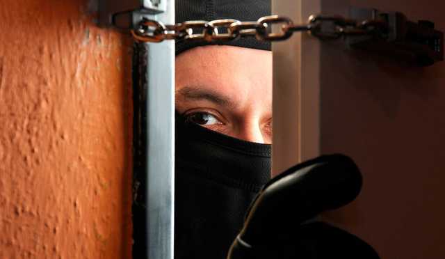 В центре Киева грабитель ворвался в квартиру и избил свою жертву