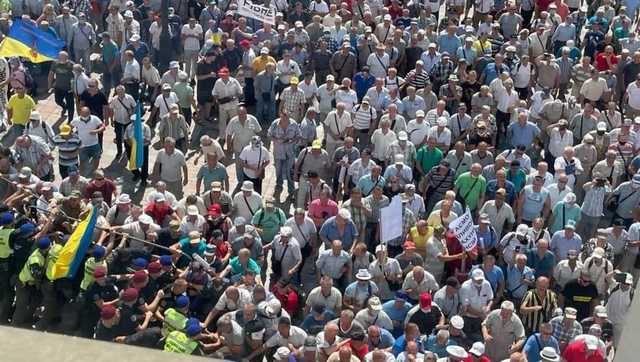 Под Радой произошли столкновения между митингующими и полицией