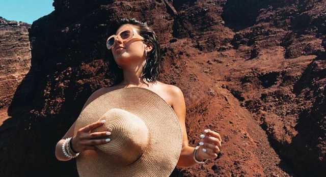 Дети не смущают: курорт в Запорожской области заполонили нудисты