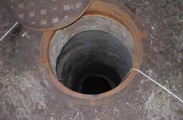 Двое рабочих погибли в канализационном колодце