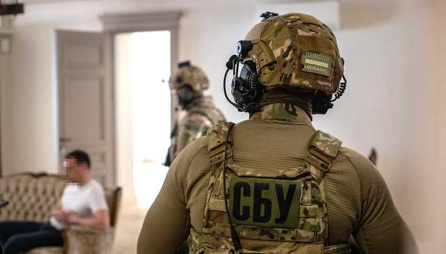 Руководство Госгеокадастра в Киевской области незаконно передало фирмам 320 гектаров земли, - СБУ