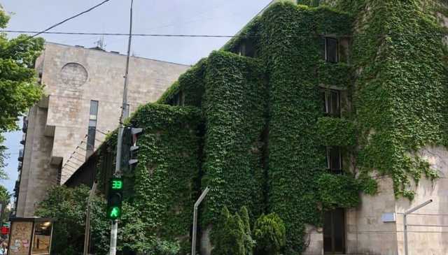 "Его создавали лучшие мастера страны": рассказываем о конфликте вокруг павильона "Цветы Украины"