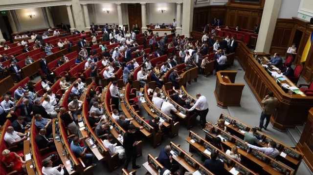 Нардепы ушли на каникулы почти на два месяца