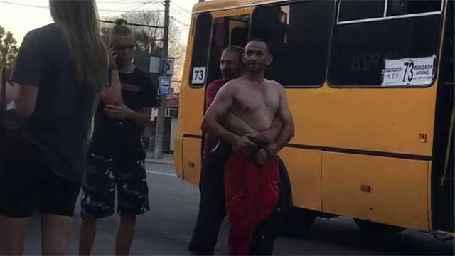Устал на работе: пассажир набросился на водителя маршрутки в Днепре