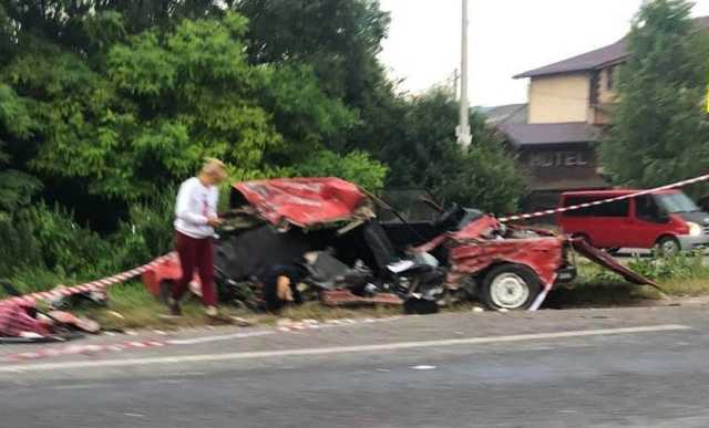На Львовщине в жутком ДТП погибли двое молодых людей: несовершеннолетний водитель выжил