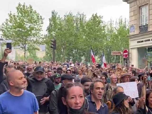 В Париже толпа без масок вышла протестовать против санитарных пропусков