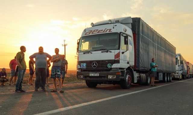 Движение грузовиков в Киеве возобновили