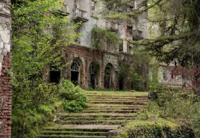 Догоняет Абхазию: в сети показали свежие фото разрухи в оккупированном Донецке