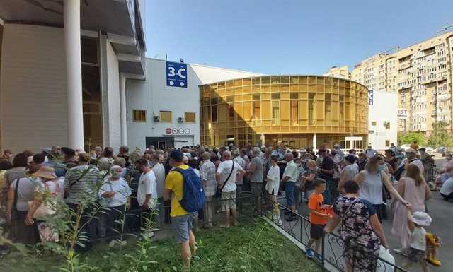 В Киеве возник ажиотаж вокруг вакцинации Pfizer, люди стоят в огромных очередях