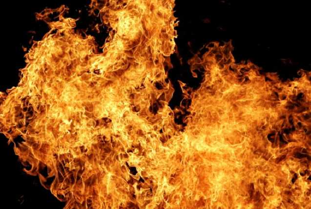 У Росії жінка заживо спалила сплячого безхатька