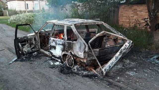 Под Днепром загорелся автомобиль во время движения
