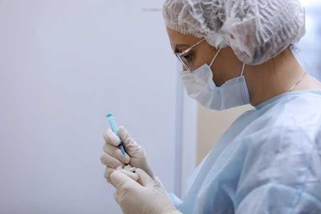 В России просят не ходить пьяными на вакцинацию