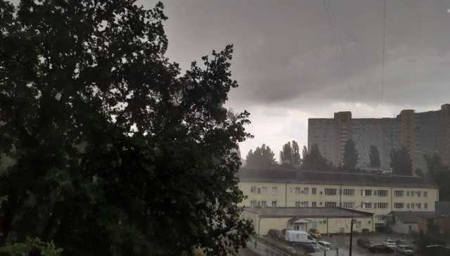 "Небо резко стало черным": Киев накрыла гроза, начался ливень