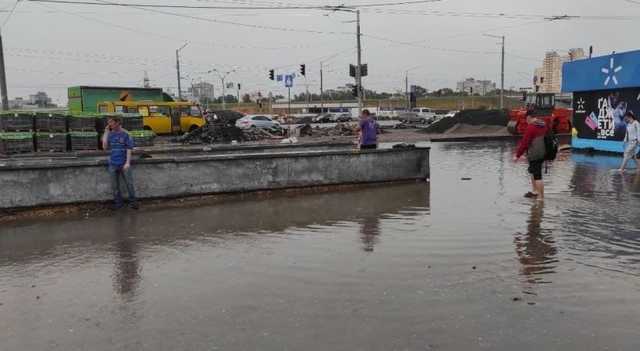 Ливень в Киеве: жители города спасали собак и плавали на надувных лебедях