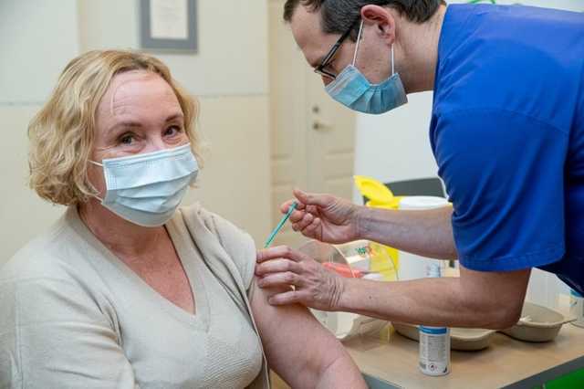 Израильские эксперты: вакцина от Covid менее эффективна для пожилых людей — The Times