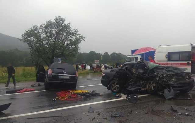 Смертельное ДТП во Львовской области: погибли два человека, еще трое в тяжелом состоянии