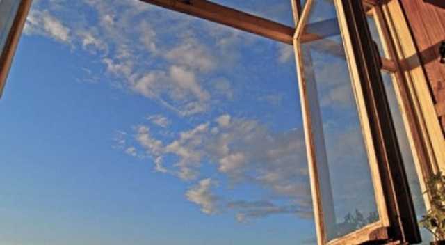 В Киеве мужчина выпал из окна и погиб на месте