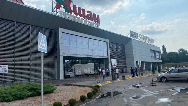 В Кривом Роге грузовик влетел в здание ТЦ, есть пострадавшие