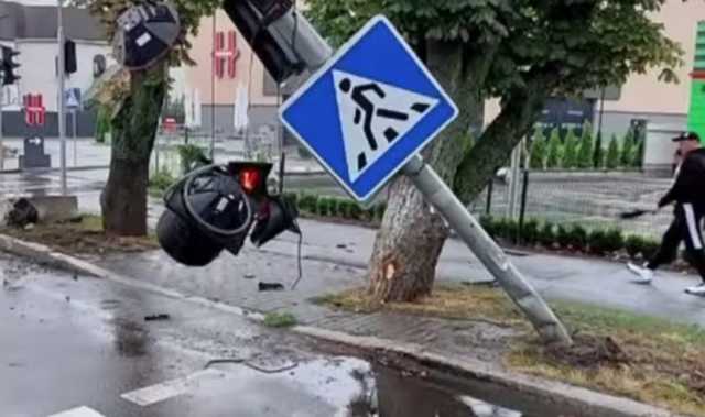 В Борисполе Porshe Cayenne на огромной скорости снес светофор