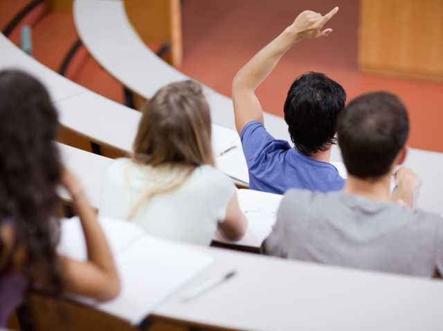 Самые популярные специальности среди абитуриентов - филология, право и менеджмент, - Минобразования