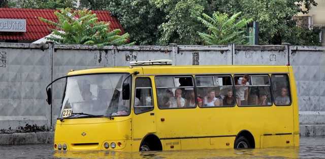 Потоп в Одессе: Пассажиры покидают маршрутку по пояс в воде