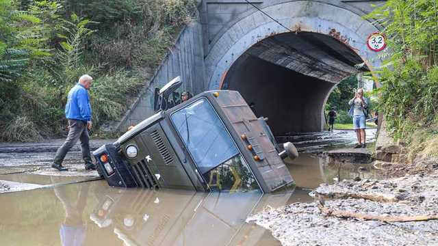 Упала стена, сорвало асфальт, затопило дома: последствия ужасного ливня в Одессе