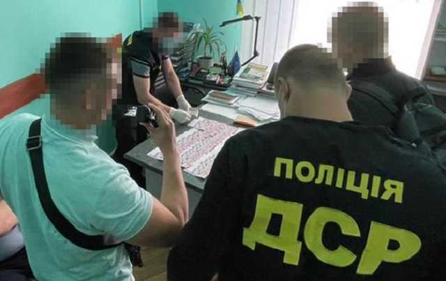 На Прикарпатье чиновника поймали на "откатах" за победу в тендерах