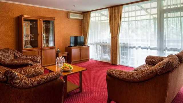 Бердянск по цене Сейшел: как выглядит номер за 20 тысяч гривен в сутки