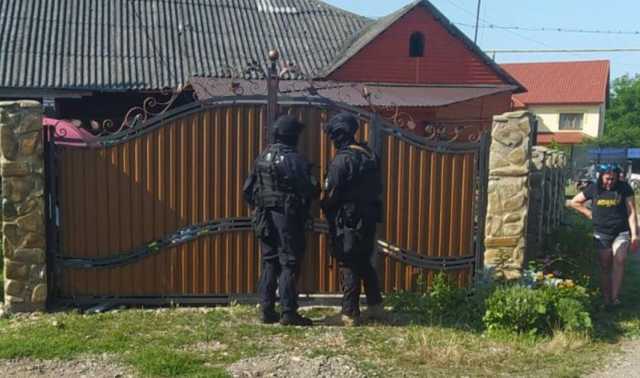 У буковинца, облившего преподавательницу нечистотами, провели обыски