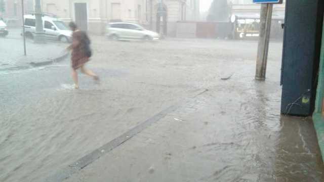 Внезапный ливень подтопил Черновцы: дороги превратились в реки