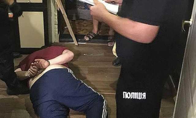 На Черниговщине мужчина, хотевший изнасиловать девочку, забаррикадировался от полиции