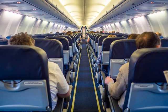 В Харькове женщина устроила скандал в самолете из-за требования надеть маску: рейс задержали