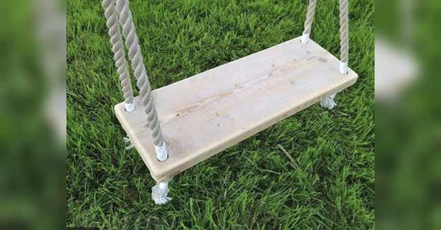 Под Ровно ребенка обнаружили повешенным на качелях
