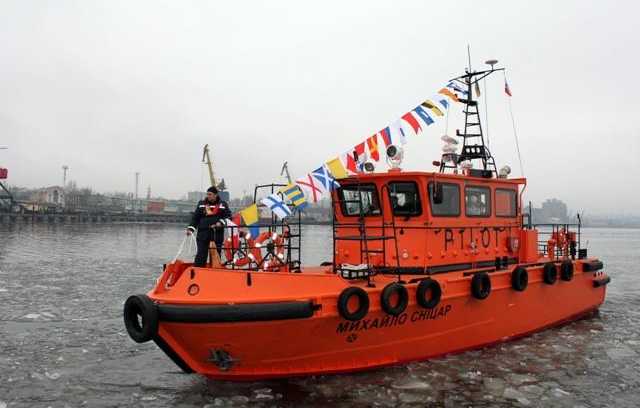 Катер АМПУ за 2,5 млн гривен отремонтирует фирма из четырех человек