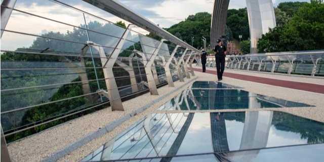 В Киеве поймали вандала, повредившего стекла на «мосту Кличко»