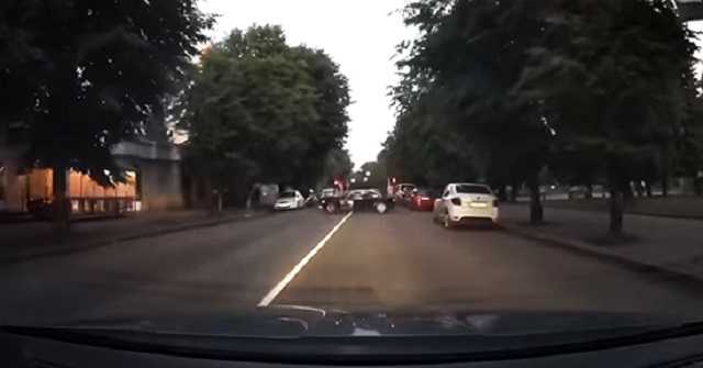 У Хмельницькому водій BMW ефектно припаркувався, порушивши правила