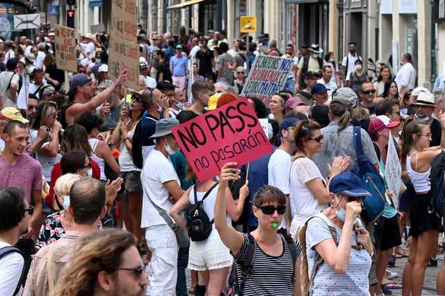 Во Франции люди протестуют из-за "паспортов здоровья"