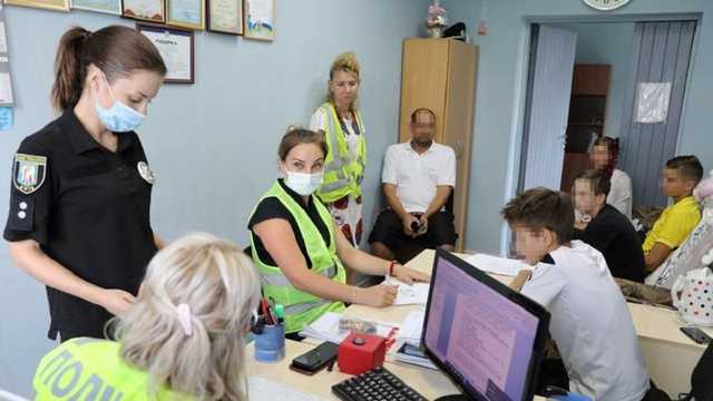 В Киеве подростки избили, бросали камнями и задули газом пенсионера