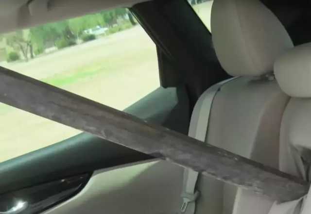 Кусок арматуры слетел с грузовика и пробил ветровое стекло Ниссана