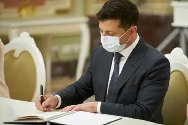 Зеленский подписал закон о возмещении лицами ущерба, нанесенного банкам-банкротам