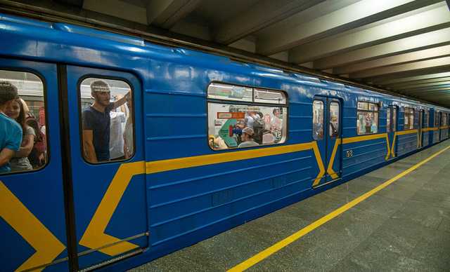 У Харкові чоловік дивився «дорослі» фільми у повному вагоні метро