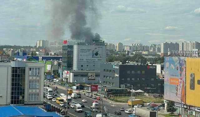 Пожарные ликвидировали огонь на складах в Киеве